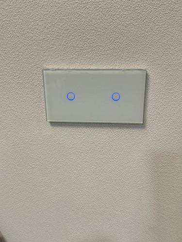 Установлено новое сенсорное устройство на стене, заменив старое. Подключение выполнено аккуратно, обеспечена надежная работа. Современный дизайн гармонично вписывается в интерьер.