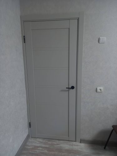 Установлена новая межкомнатная дверь: закреплены петли, врезан замок, прикреплена ручка, отрегулирована коробка, выполнена отделка наличниками, обеспечена плавная работа створки.