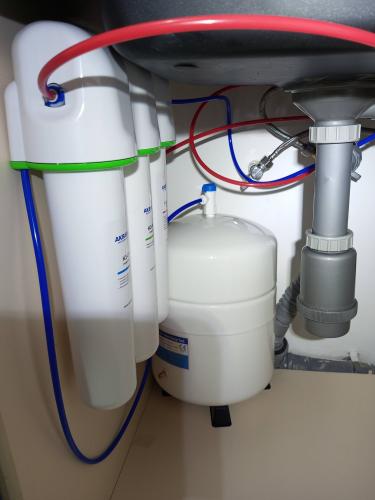 Установка проточного фильтра под мойку