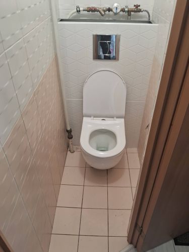 Установлен подвесной унитаз с инсталляцией, подключены коммуникации, закреплена конструкция, выполнена облицовка плиткой, смонтирована кнопка слива, проверена герметичность соединений.