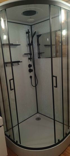 Установлена современная душевая конструкция с гидромассажем. Смонтированы стеклянные панели, поддон, подключены водопроводные и электрические коммуникации, проверена герметичность соединений.