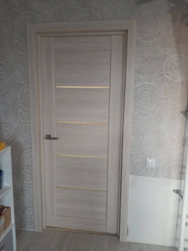 Установлена светлая деревянная створка с горизонтальными вставками, закреплена в проеме, добавлены ручка и петли, выровнены наличники, обеспечена плавная работа механизма.