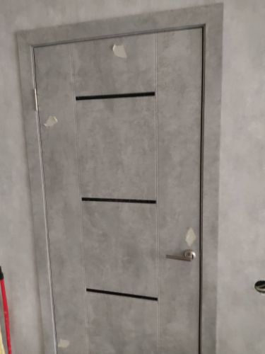 Установлена складная конструкция, закреплены направляющие, выполнен монтаж полотна, проверена функциональность, отрегулированы петли, добавлены ручки, обеспечена плавность движения.