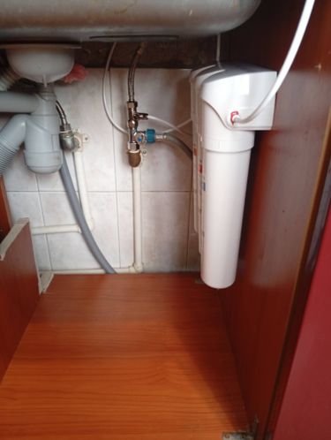 Установка проточного фильтра под мойку