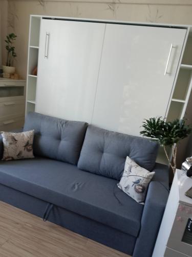 Собран раскладной механизм, установлены крепления, закреплены матрас и каркас. Проверена устойчивость, отрегулированы элементы, завершена установка.