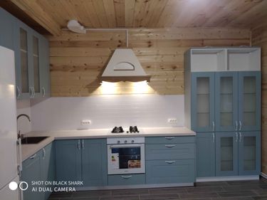 Установлены шкафы, закреплены фасады, смонтирована столешница, подключена техника, размещена вытяжка, установлена раковина, подключены коммуникации, отрегулированы двери, завершена отделка.