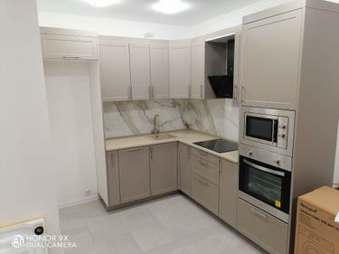 Гармонично установлена новая кухонная поверхность из искусственного камня, точно подогнаны стыки, надежно закреплены элементы, обеспечена ровная и гладкая рабочая зона.