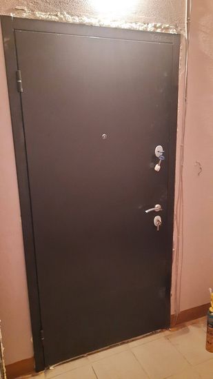 Установлена новая металлическая дверь, заменены замки, отрегулированы петли, улучшена звукоизоляция, обновлены уплотнители, устранены зазоры, проведена герметизация монтажной пены.