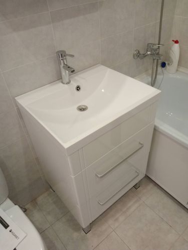 Установлена раковина с краном, подключены водопроводные и сливные трубы, проверена герметичность соединений, закреплена тумба, проведена проверка функционирования системы.