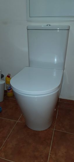 Заменены прокладки, устранена протечка, отрегулирован сливной механизм, закреплено основание, проверена герметичность соединений, очищена поверхность, восстановлена функциональность.