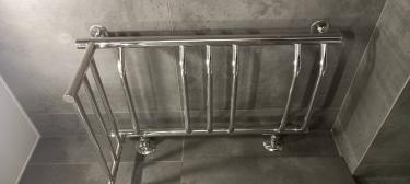 Установлен новый полотенцесушитель в ванной комнате. Проведены работы по подключению к водопроводу, проверена герметичность соединений, обеспечена надежная фиксация на стене.