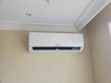 Установлен внутренний блок кондиционера на стену, подключены коммуникации, проверена герметичность соединений, выполнено тестирование системы, обеспечена надежная фиксация устройства.