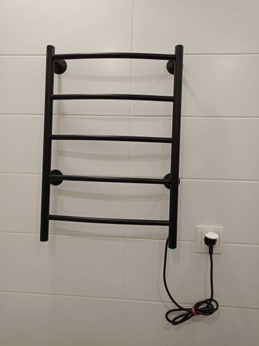 Закреплен электрический прибор на стене, подключен к розетке, проверена работоспособность, обеспечена безопасность, соблюдены все технические нормы, завершено подключение.