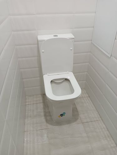 Установлено новое сантехническое оборудование, проведено подключение к водопроводу и канализации, проверена герметичность соединений, выполнена чистовая отделка пола и стен.