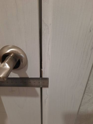 Установлена створка, закреплены петли, врезан замок, отрегулировано полотно, проверена плавность хода, зазоры минимизированы, ручка прикреплена, дверная коробка зафиксирована, завершено оформление.