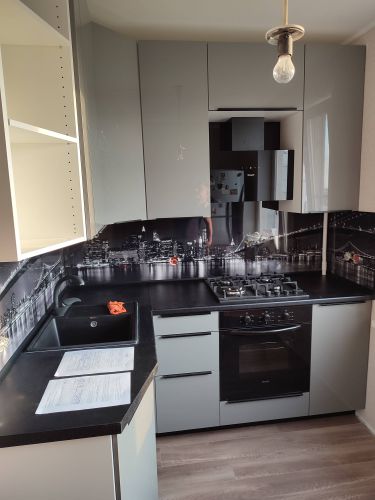 Установлены шкафы, закреплены фасады, смонтирована столешница, подключена варочная панель, врезана мойка, установлена вытяжка, выполнен монтаж фартука, подключены коммуникации.