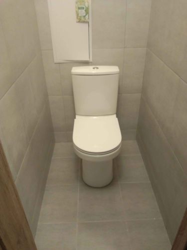 Установлено новое сантехническое оборудование, подключено к водопроводу, герметично закреплено на полу, проверена функциональность, обеспечена надежная эксплуатация в обновленном интерьере.