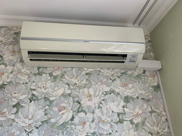 Выполнена очистка фильтров, дезинфекция внутренних элементов, устранение загрязнений на корпусе, проверка дренажной системы, восстановление работоспособности устройства.