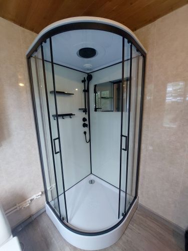 Установлена современная душевая система с гидромассажем: подключены водопровод и электрика, закреплены стеклянные панели, смонтированы форсунки и лейка, проверена герметичность соединений.