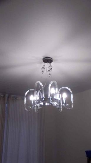 Установлена новая люстра: закреплена на потолке, подключена к электросети, проверена работоспособность. Светильник висит ровно, освещение равномерное, все элементы надежно зафиксированы.