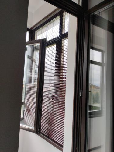 Жалюзи восстановлены: заменены сломанные ламели, отрегулирован механизм поворота, исправлены крепления, проверена плавность движения. Устранены все дефекты, обеспечена функциональность.