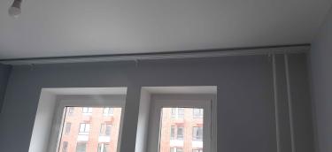 На стене закреплена штанга для штор. Установлены крепежи, выровнена конструкция. Работа завершена аккуратно, без видимых дефектов. Карниз надежно держится, готов к использованию.