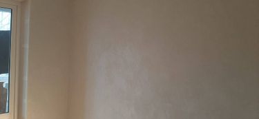 На стену нанесен стеклохолст, поверхность ровная, без видимых дефектов. Углы и стыки аккуратно обработаны, создавая гладкий и чистый вид. Работа завершена качественно и профессионально.