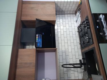 Установлен и подключен духовой шкаф в кухонный гарнитур, выполнено подключение к электросети, проверена работоспособность, обеспечена надежная фиксация, соблюдены все технические нормы и требования.