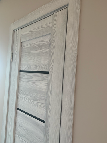 Установлены доборы на дверной проем, обеспечивающие гармоничный переход между стеной и дверью. Все элементы подогнаны и закреплены, создавая завершенный и эстетичный вид.