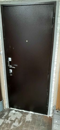 Установлена металлическая дверь: закреплена в проеме, отрегулированы петли, вставлен замок, обработаны стыки монтажной пеной, проверена функциональность, обеспечена надежная фиксация.