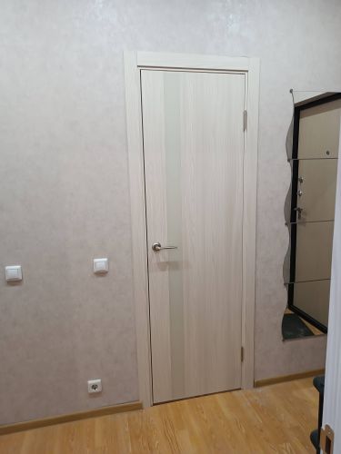 Установлена новая дверь: закреплены петли, врезана ручка, отрегулированы замки, добавлены наличники, проверена плавность открывания и закрывания, устранены зазоры, завершена отделка проема.