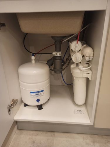 Подвесной унитаз установлен, выполнен монтаж системы инсталляции. Проведены необходимые коммуникации, подключены водопровод и слив, проверена герметичность соединений.