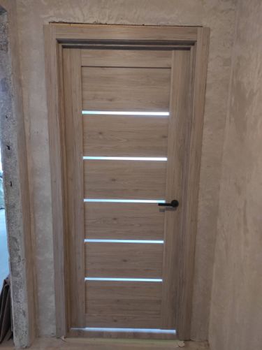 Установлен замок в деревянную дверь: выполнено точное сверление, закреплена фурнитура, проверена работоспособность, обеспечена плавная работа механизма.