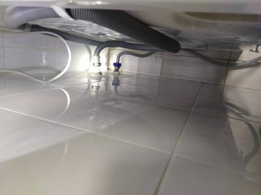 Отсоединены шланги подачи и слива воды, отключено электричество, освобождена ниша. Устройство перемещено, место очищено от остатков.