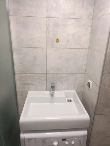 Монтаж зеркального шкафа с подсветкой