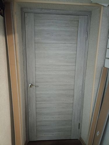 Установлена складная конструкция, закреплены петли, направляющие, обеспечен плавный ход, произведена регулировка, проверена функциональность, завершены отделочные работы, добавлены ручки.