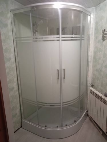 Установлена современная душевая конструкция с гидромассажем, подключены коммуникации, герметично закреплены панели, проверена функциональность всех систем, обеспечена надежная эксплуатация.