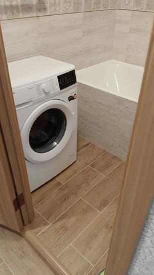 Стиральная машина аккуратно встроена в нишу, подключена к водопроводу и электросети, проверена на работоспособность, обеспечена надежная фиксация и герметизация всех соединений.