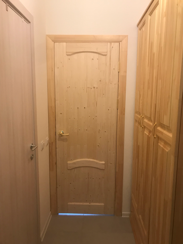 Установлена новая деревянная створка, закреплены петли, врезана ручка, отрегулирована фурнитура, проверена плавность хода, обеспечена надежная фиксация, завершены отделочные работы.