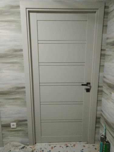 Установлена новая дверь: закреплена коробка, навешено полотно, врезан замок, прикреплены петли, отрегулирована фурнитура, выполнена отделка проема, обеспечена плавность открывания.