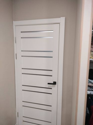 Установлена новая деревянная створка, закреплены петли, врезан замок, отрегулирована фурнитура, проверена плавность открывания, завершена отделка проема.