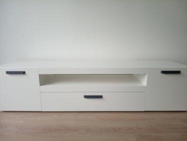 Собрана мебель: установлены панели, прикреплены ручки, закреплены дверцы и ящики. Все элементы соединены, проверена устойчивость и функциональность.