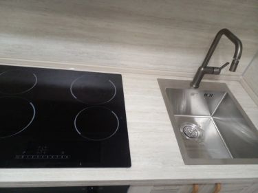Установка светодиодной ленты для подсветки рабочей зоны