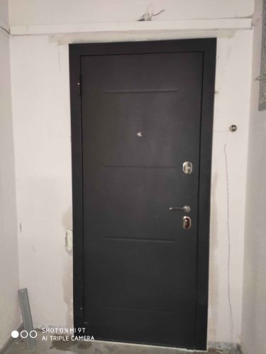 Дверь покрыта панелями из МДФ, улучшена звукоизоляция, добавлен эстетичный вид, закреплены элементы, обновлена поверхность, обеспечена прочность и долговечность конструкции.