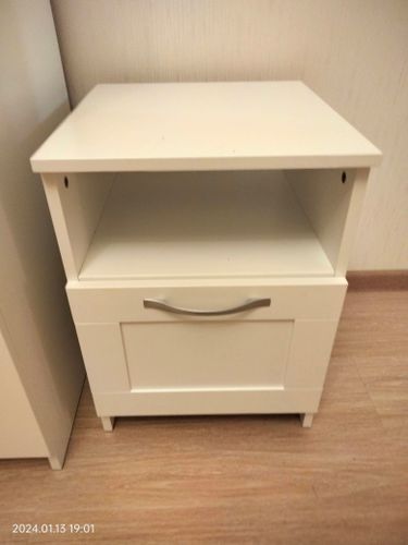 На стене закреплена полка, обеспечена надежная фиксация, выровнена по уровню, использованы крепежные элементы, проверена устойчивость конструкции.