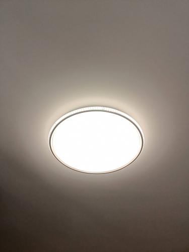 Закреплён круглый светильник, подключён к электросети, проверена работоспособность. Устройство излучает мягкий свет, равномерно освещая пространство. Установка завершена успешно.