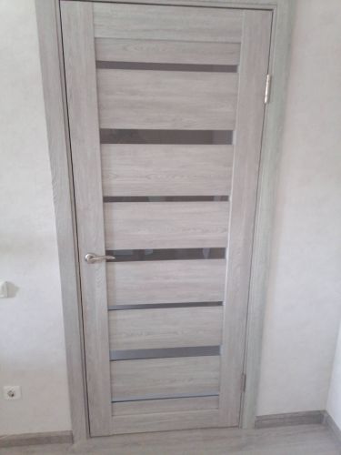 Установлены дополнительные элементы на дверной проем, обеспечивающие завершенный вид и улучшенную изоляцию. Все детали аккуратно подогнаны и закреплены для надежной эксплуатации.