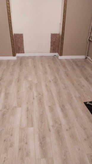 Монтаж пластикового плинтуса