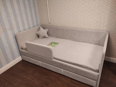 Собрана двуспальная кровать: установлены боковины, закреплено изголовье, уложено основание, добавлены матрас и декоративная подушка. Все элементы надежно зафиксированы, конструкция устойчива.