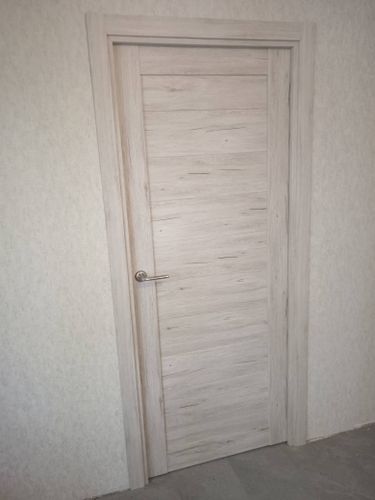 Установлена новая дверь: закреплена коробка, навешено полотно, врезаны петли, ручка, замок, отрегулировано прилегание, оформлены наличники, обеспечена плавная работа.